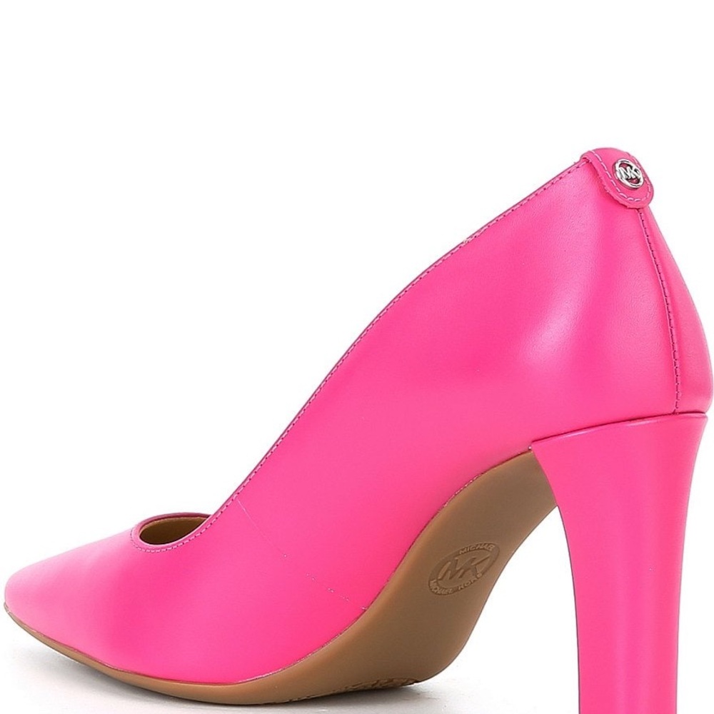 Elegant Black Stiletto Heels with Sleek Design
